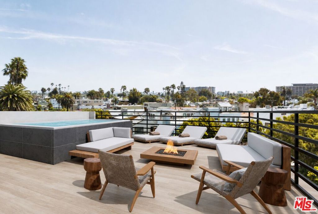 Image 17 of property listing at 404 Linnie Canal, Venice, CA 90291