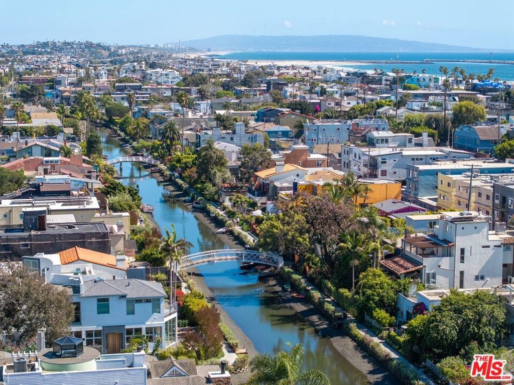 Image 19 of property listing at 404 Linnie Canal, Venice, CA 90291