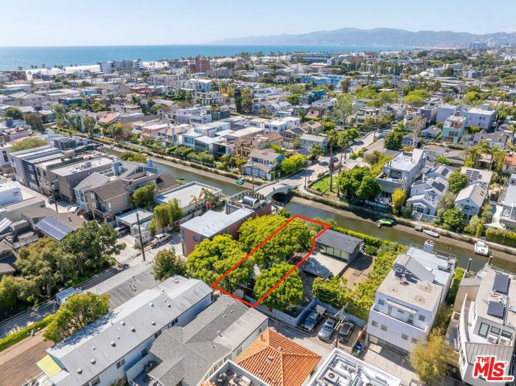 Image 2 of property listing at 404 Linnie Canal, Venice, CA 90291