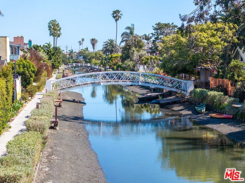 Image 20 of property listing at 404 Linnie Canal, Venice, CA 90291