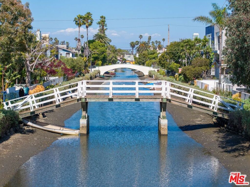 Image 21 of property listing at 404 Linnie Canal, Venice, CA 90291