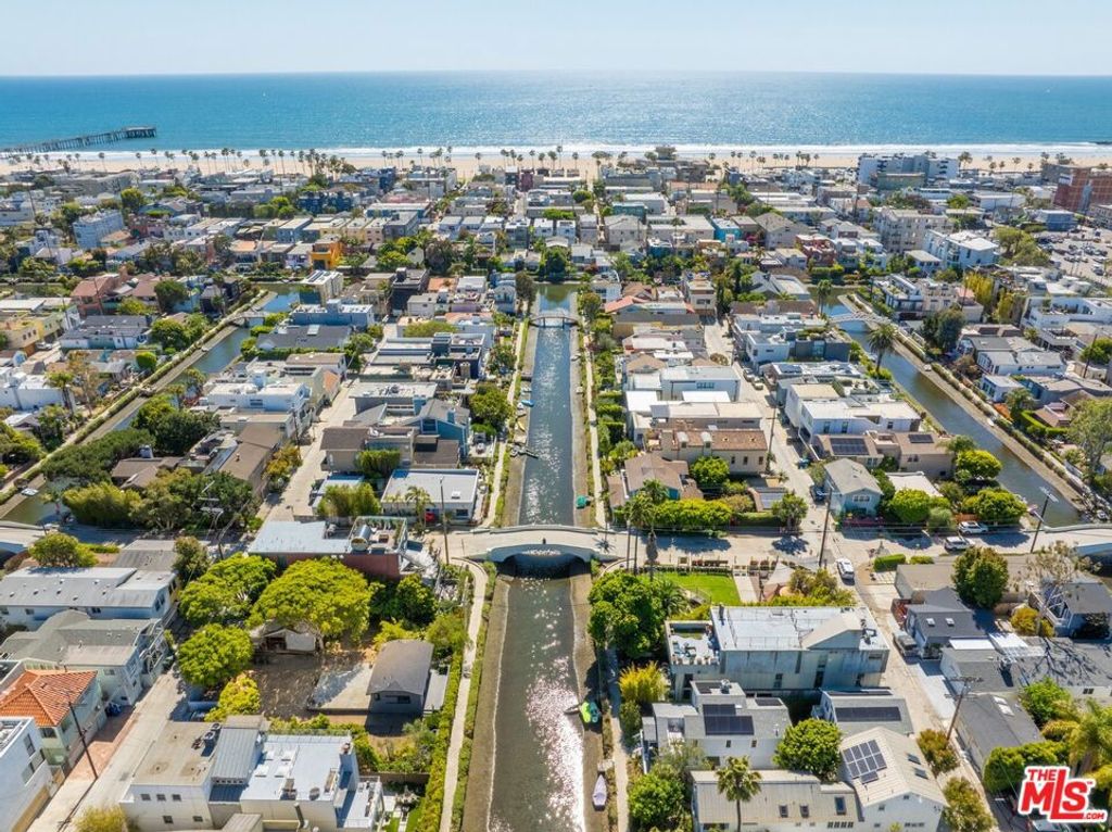 Image 22 of property listing at 404 Linnie Canal, Venice, CA 90291