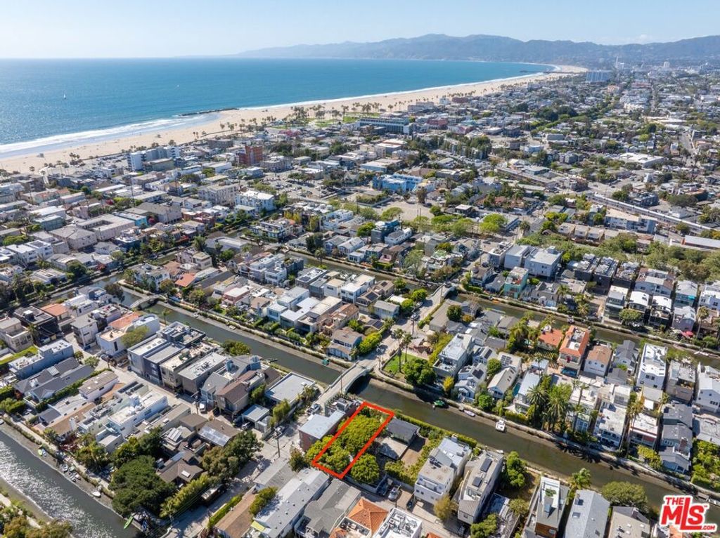 Image 23 of property listing at 404 Linnie Canal, Venice, CA 90291
