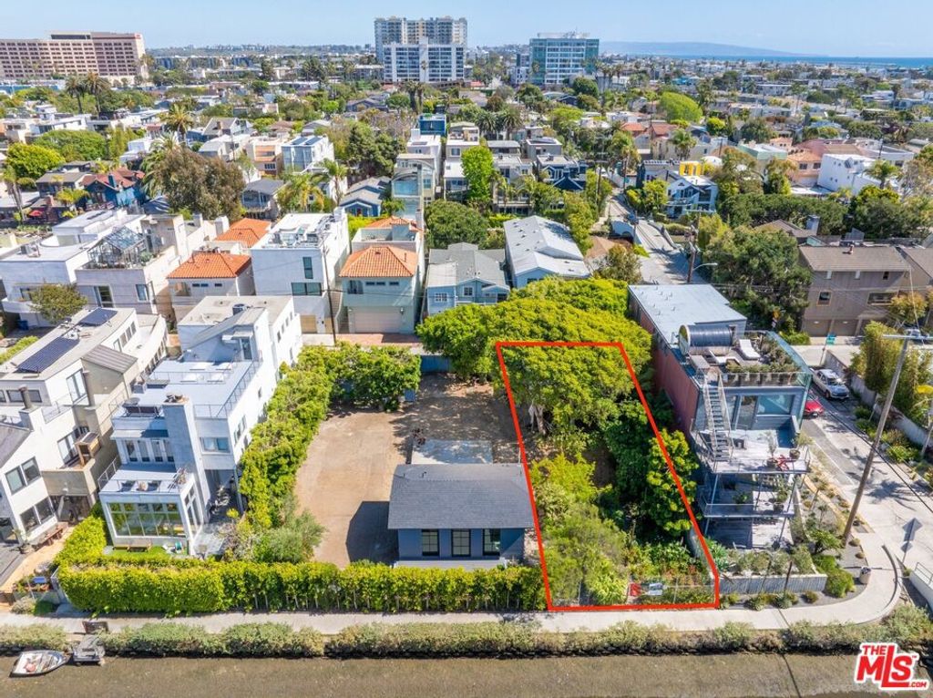 Image 3 of property listing at 404 Linnie Canal, Venice, CA 90291