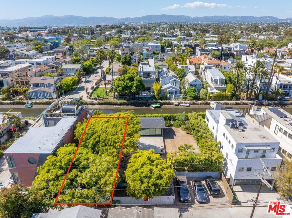 Image 5 of property listing at 404 Linnie Canal, Venice, CA 90291