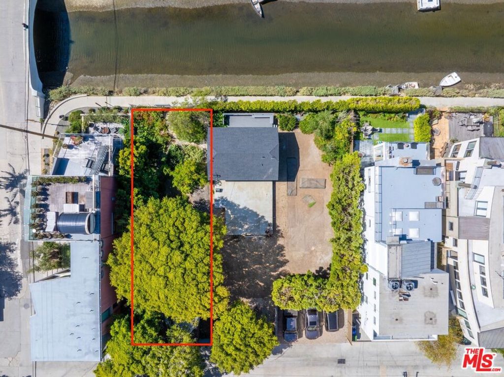Image 7 of property listing at 404 Linnie Canal, Venice, CA 90291
