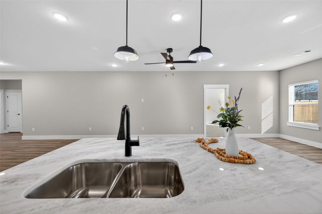 506 Broadway Street, Whitesboro, TX 76273