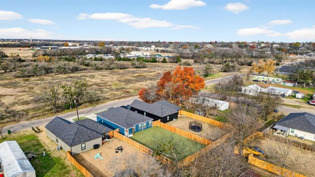 506 Broadway Street, Whitesboro, TX 76273