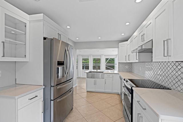 925 FOXPOINTE Circle, Delray Beach, FL 33445