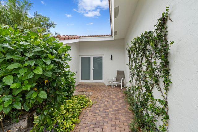 925 FOXPOINTE Circle, Delray Beach, FL 33445