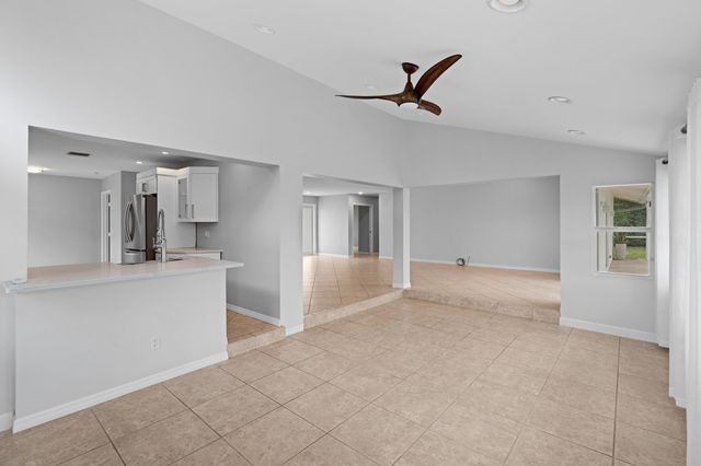 925 FOXPOINTE Circle, Delray Beach, FL 33445