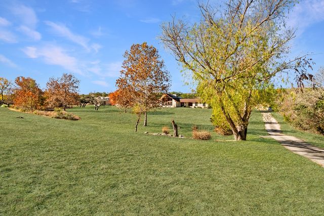 2044 Medina Hwy, Kerrville, TX 78028