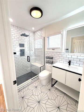 535 W Marshall Street, Fenton, MI 48220