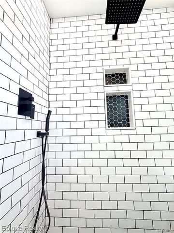 535 W Marshall Street, Fenton, MI 48220