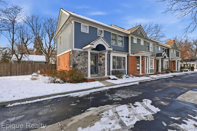 535 W Marshall Street, Fenton, MI 48220