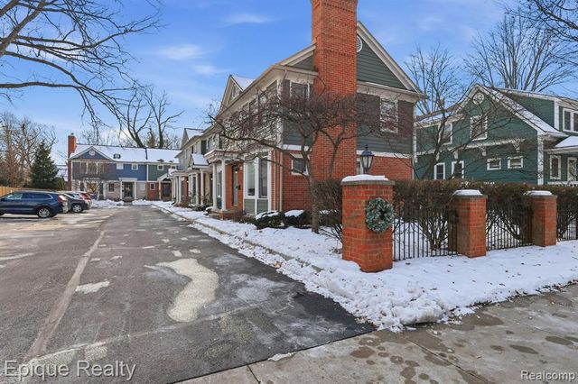 535 W Marshall Street, Fenton, MI 48220