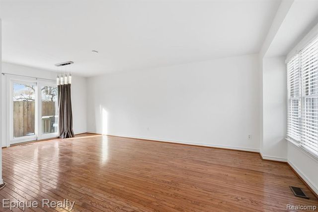 535 W Marshall Street, Fenton, MI 48220