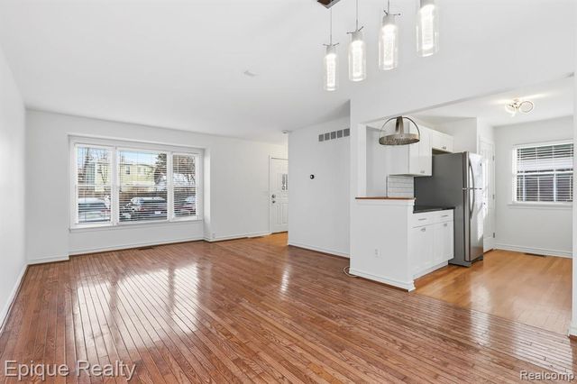 535 W Marshall Street, Fenton, MI 48220