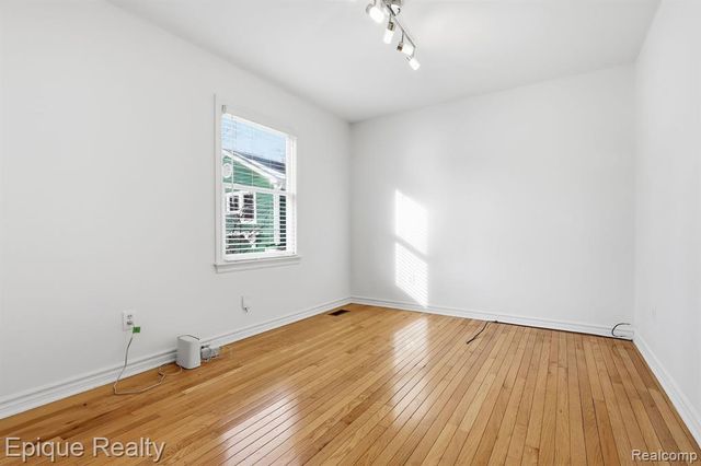 535 W Marshall Street, Fenton, MI 48220