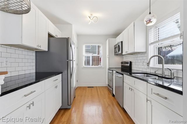 535 W Marshall Street, Fenton, MI 48220