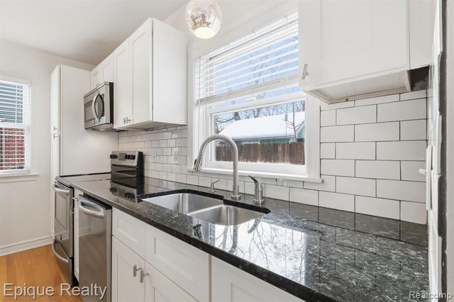 535 W Marshall Street, Fenton, MI 48220