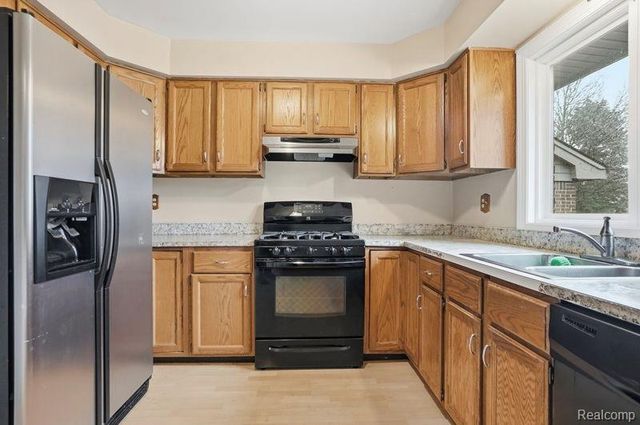 45530 Meadows Square, Macomb, MI 48044