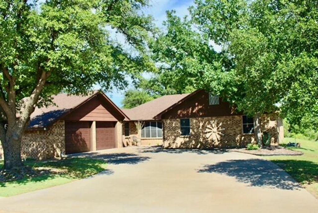 Image 1 of property listing at 103 Sargent Avenue, Ballinger, TX 76821
