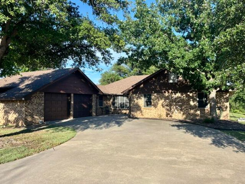 Image 3 of property listing at 103 Sargent Avenue, Ballinger, TX 76821