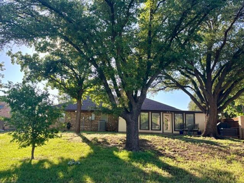 Image 4 of property listing at 103 Sargent Avenue, Ballinger, TX 76821