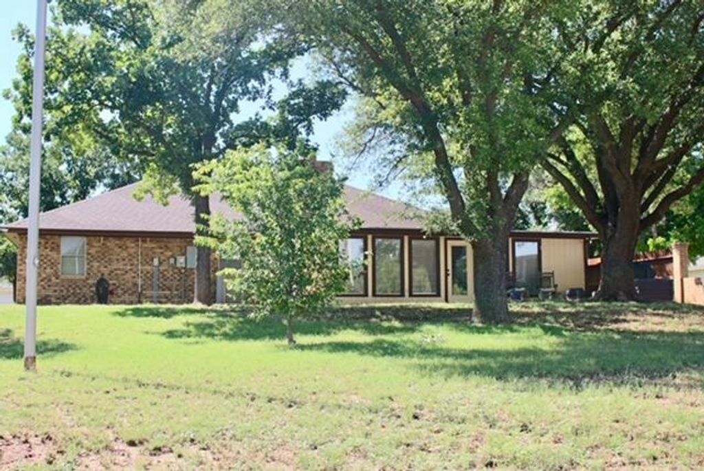 Image 5 of property listing at 103 Sargent Avenue, Ballinger, TX 76821