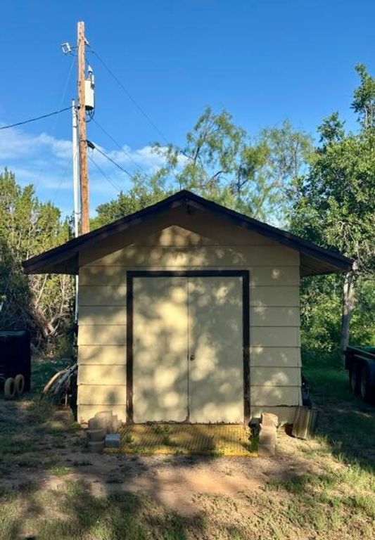 Image 7 of property listing at 103 Sargent Avenue, Ballinger, TX 76821