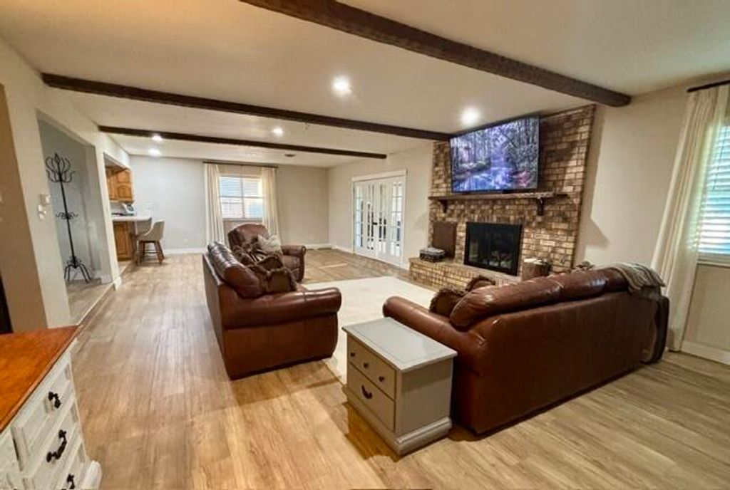Image 9 of property listing at 103 Sargent Avenue, Ballinger, TX 76821