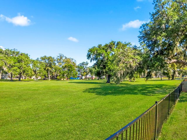 2319 Ridgewood Drive, West Columbia, TX 77486