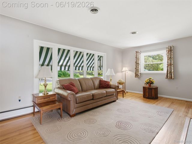 24 Nevada Avenue, Rochester Hills, MI 48309
