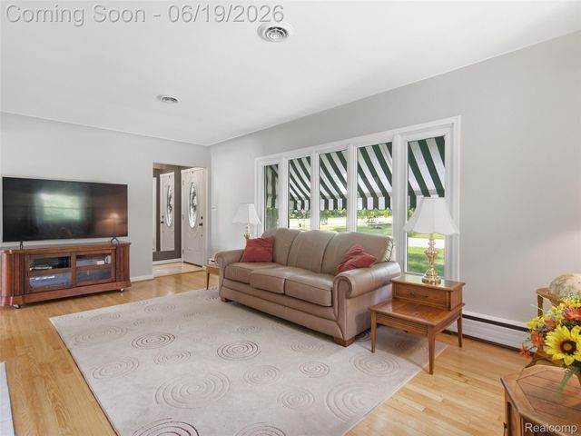 24 Nevada Avenue, Rochester Hills, MI 48309