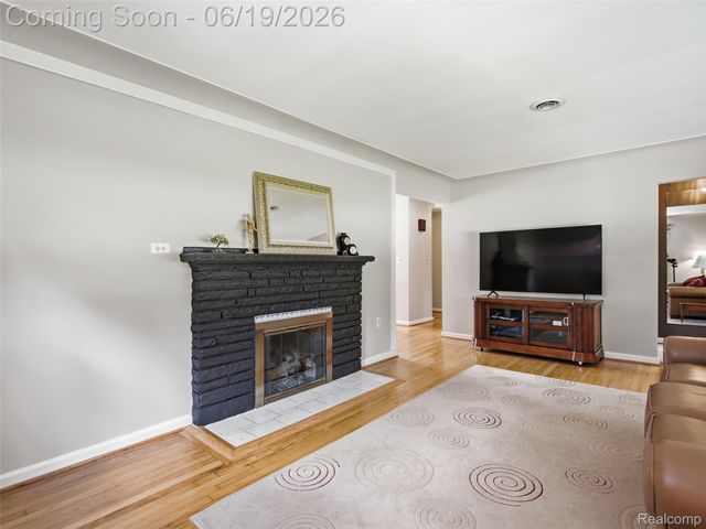 24 Nevada Avenue, Rochester Hills, MI 48309
