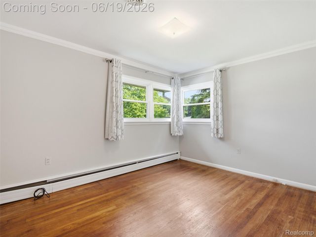 24 Nevada Avenue, Rochester Hills, MI 48309