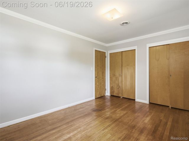 24 Nevada Avenue, Rochester Hills, MI 48309