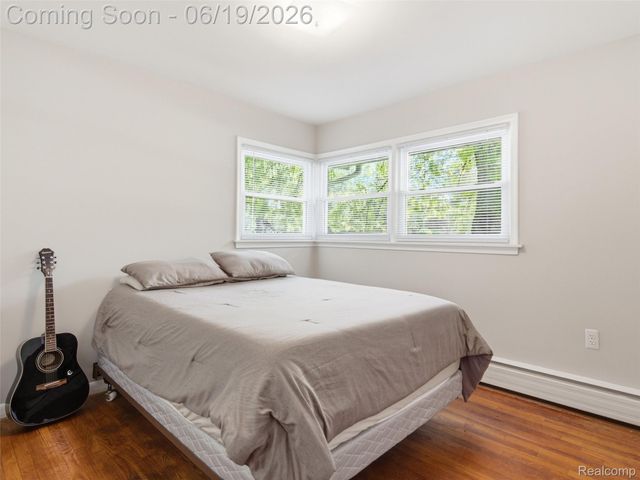 24 Nevada Avenue, Rochester Hills, MI 48309