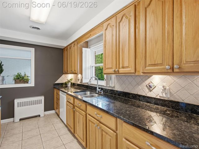 24 Nevada Avenue, Rochester Hills, MI 48309
