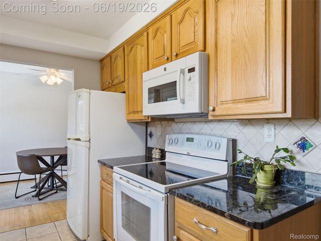 24 Nevada Avenue, Rochester Hills, MI 48309