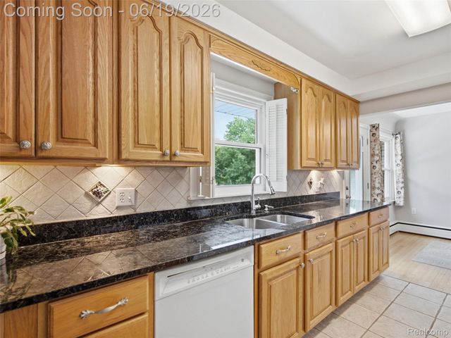 24 Nevada Avenue, Rochester Hills, MI 48309