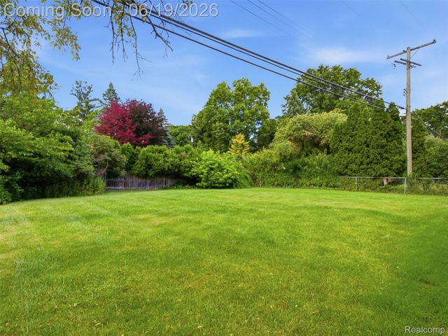 24 Nevada Avenue, Rochester Hills, MI 48309