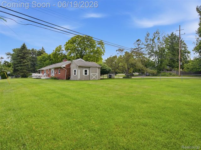 24 Nevada Avenue, Rochester Hills, MI 48309