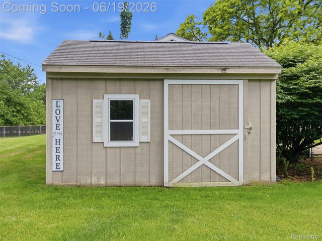 24 Nevada Avenue, Rochester Hills, MI 48309