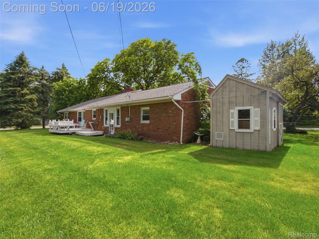24 Nevada Avenue, Rochester Hills, MI 48309