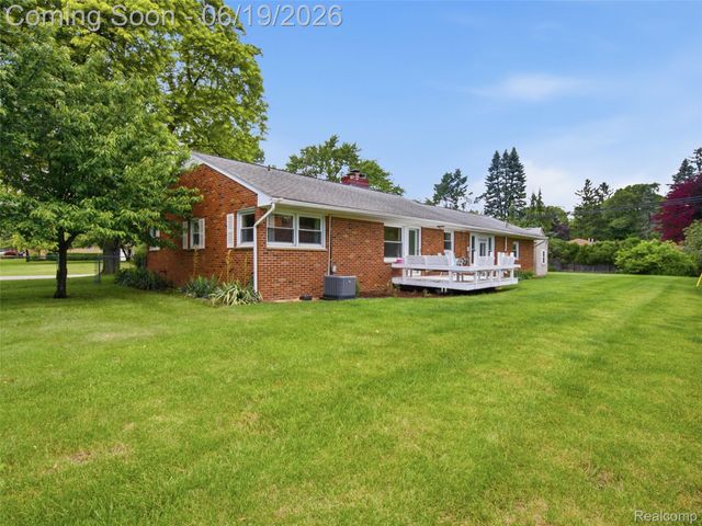 24 Nevada Avenue, Rochester Hills, MI 48309