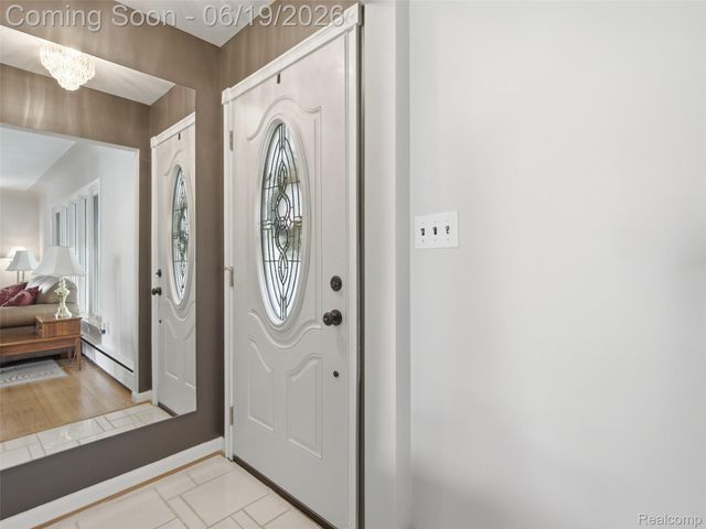 24 Nevada Avenue, Rochester Hills, MI 48309