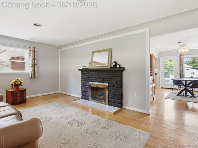 24 Nevada Avenue, Rochester Hills, MI 48309