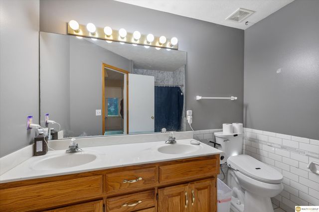 400 Fleetwood Drive, Papillion, NE 68133